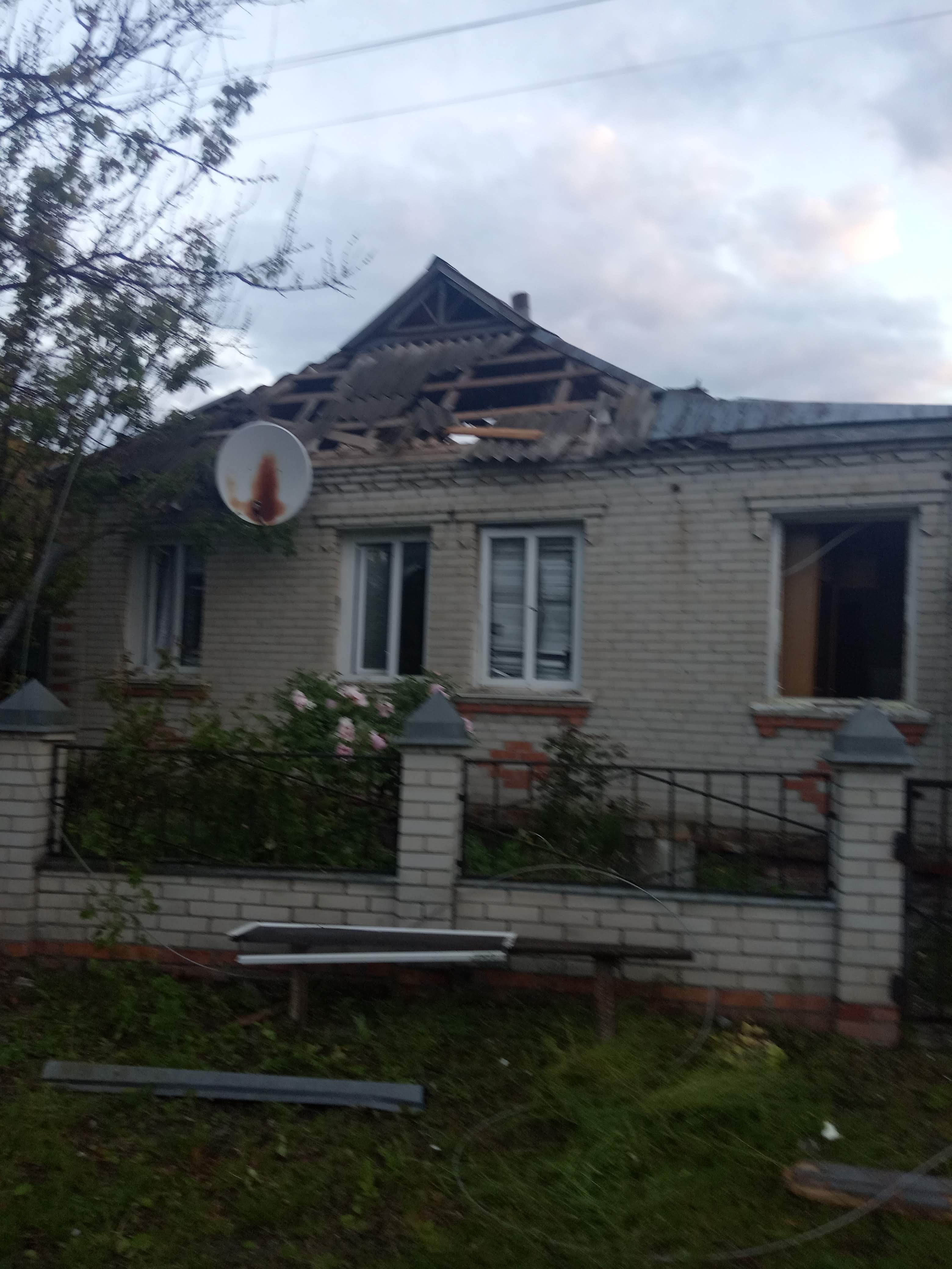 Жінка з Білопілля вимушена жити в будинку з пошкодженим дахом та вікнами