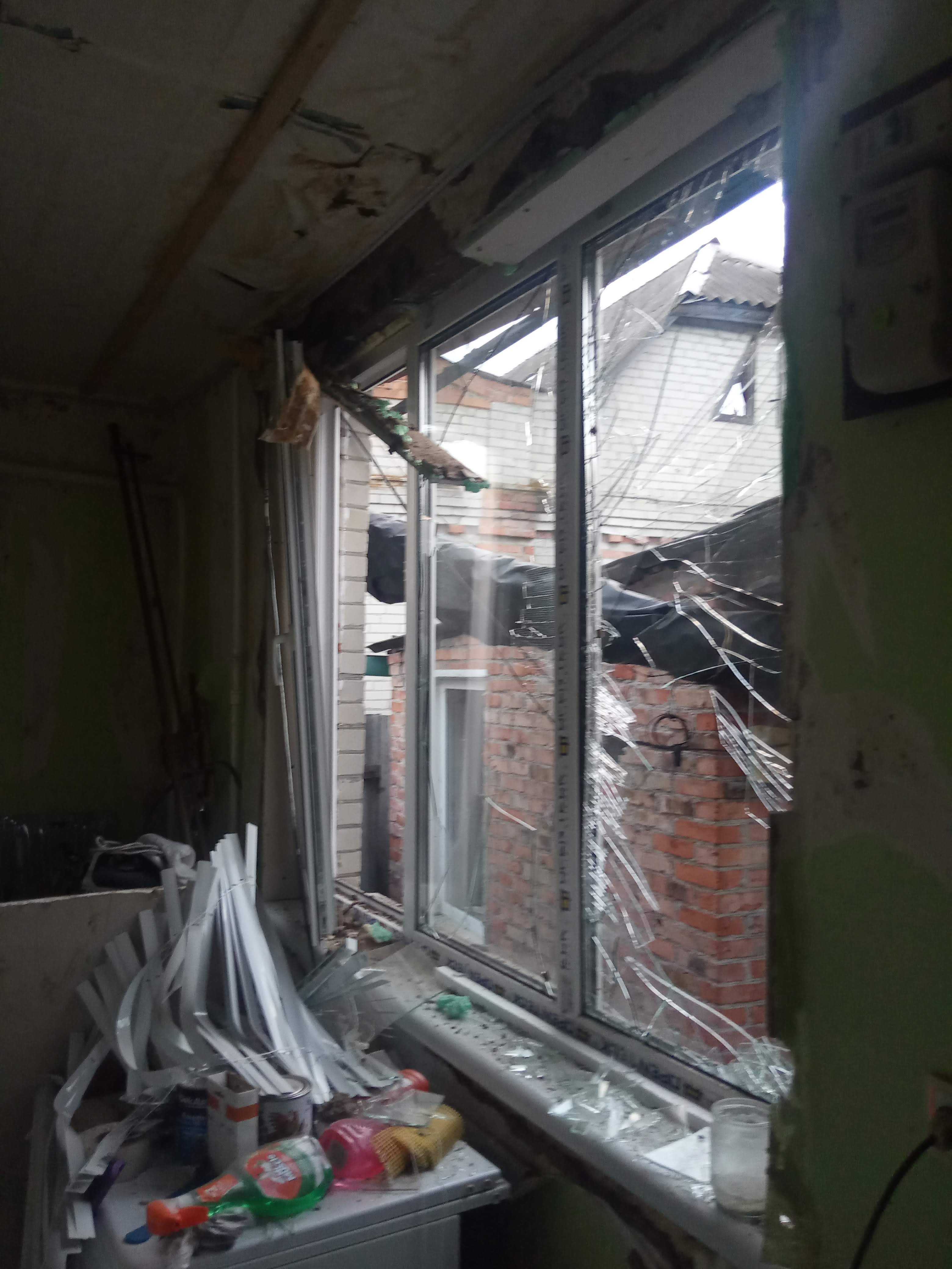 Жінка з Білопілля вимушена жити в будинку з пошкодженим дахом та вікнами