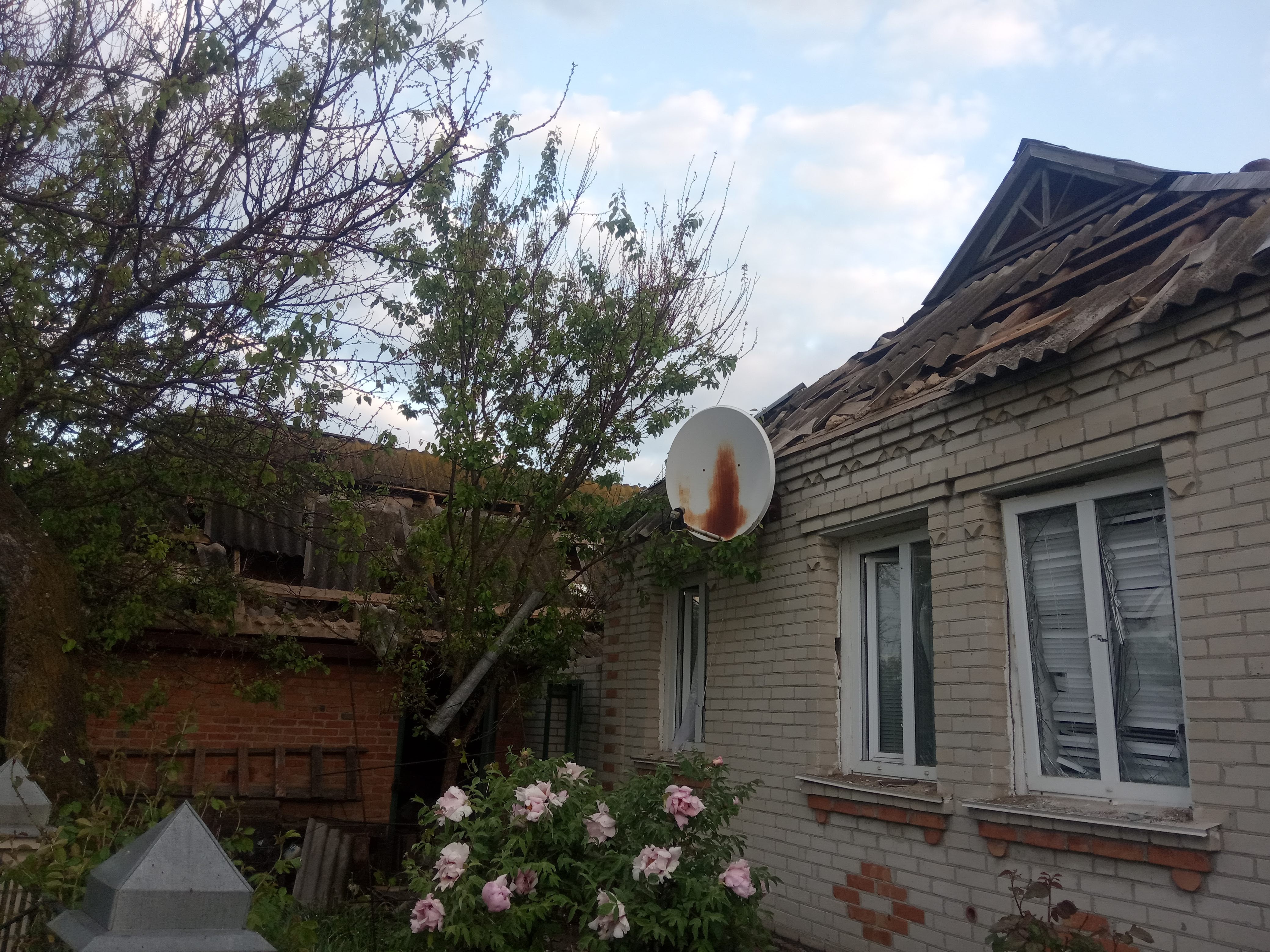 Жінка з Білопілля вимушена жити в будинку з пошкодженим дахом та вікнами