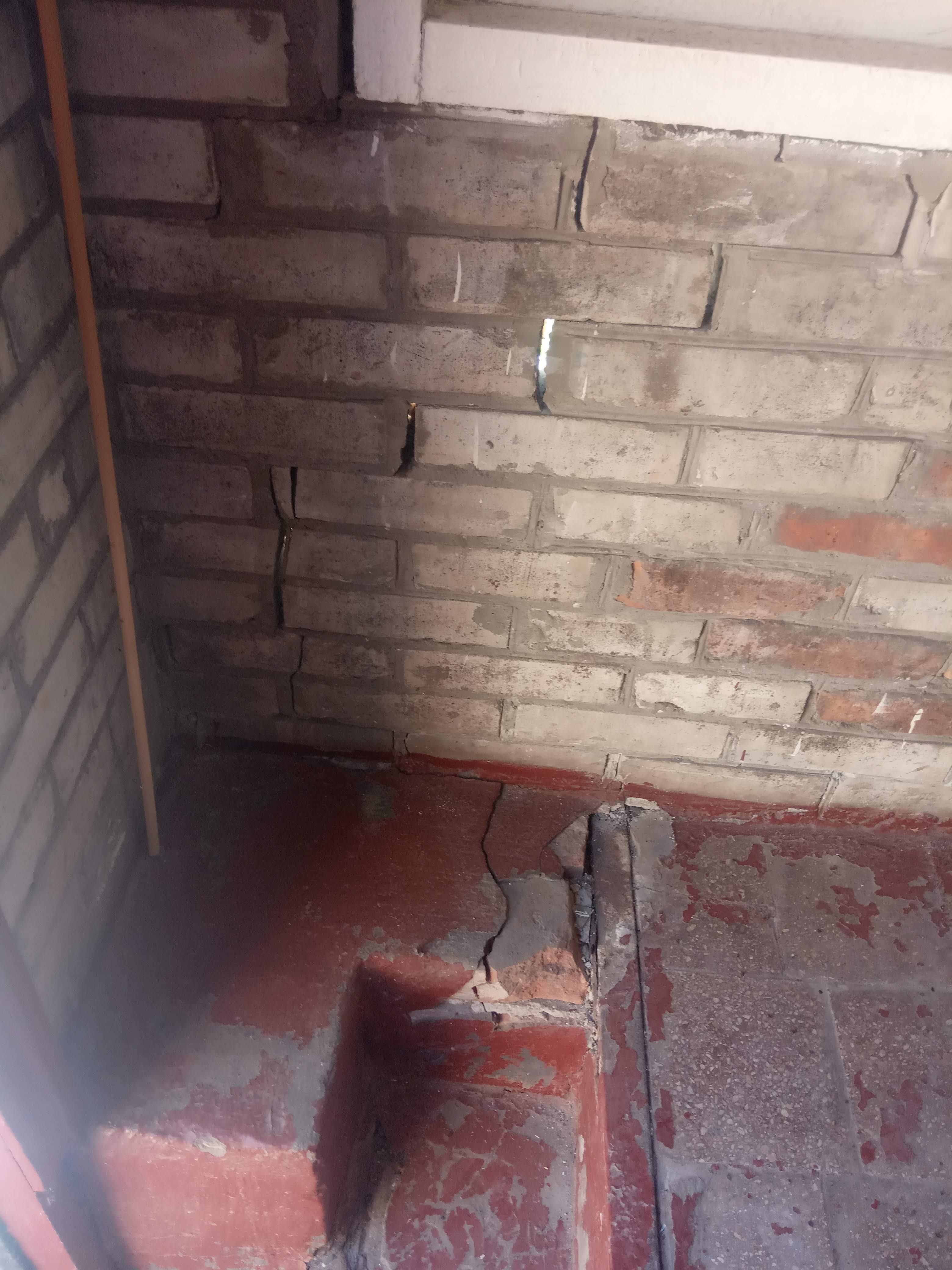 Жінка з Білопілля вимушена жити в будинку з пошкодженим дахом та вікнами