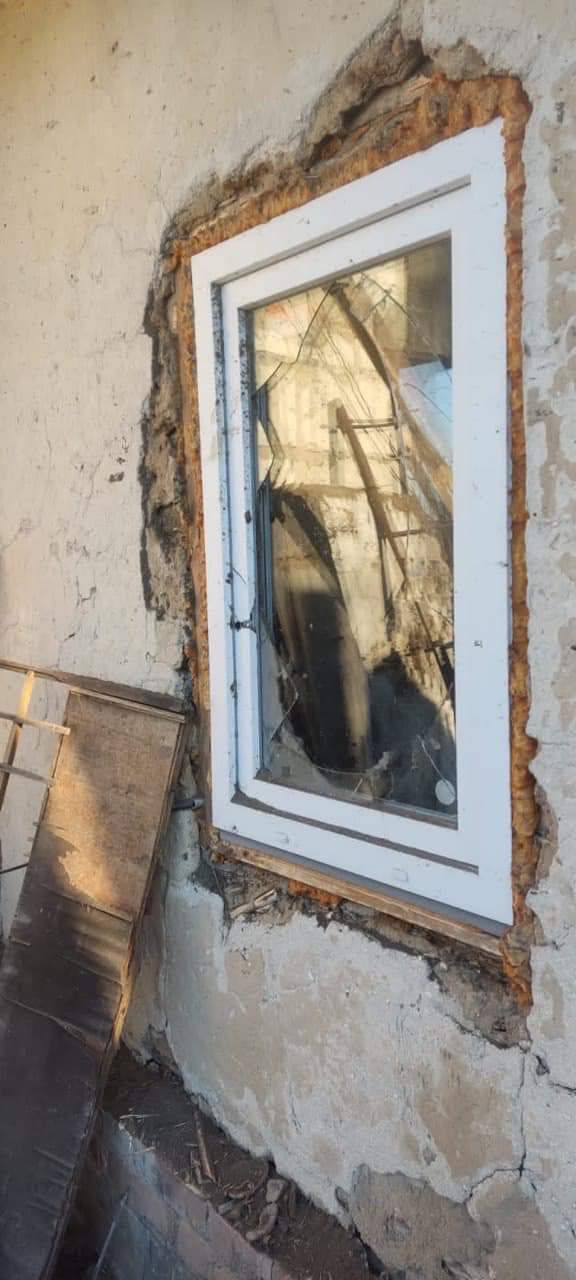 Побитий дах, паркан та вікна: ворожий обстріл пошкодив будинок - господареві потрібна допомога