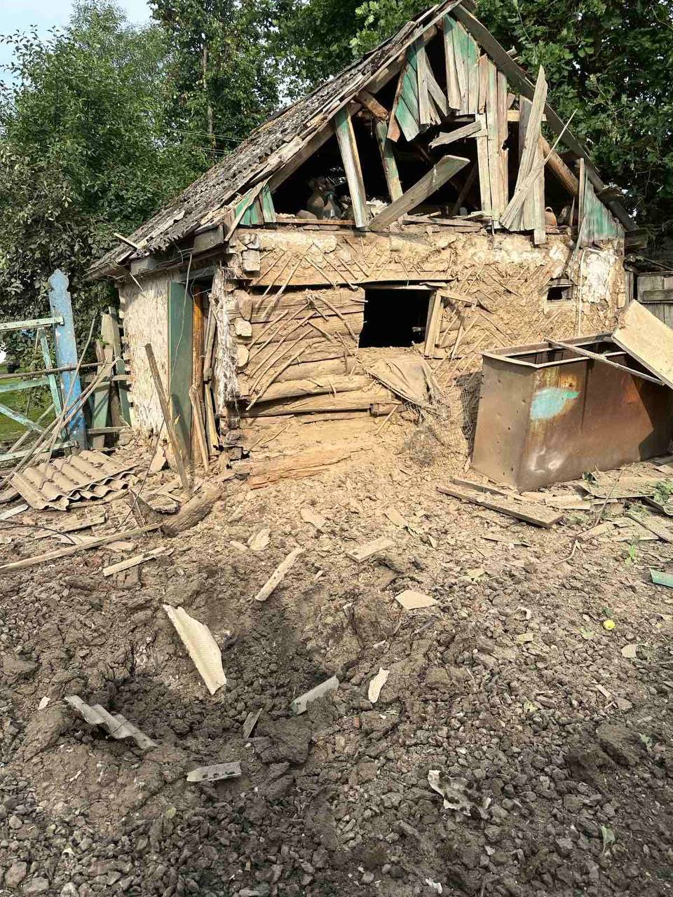 Будинок залишився без вікон, дверей та з пошкодженим дахом 