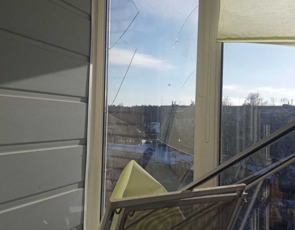 Приліт ракети в двір будинку родини з Шостки