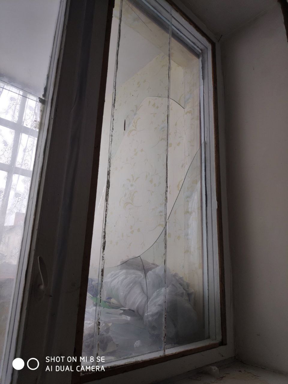 Пенсіонерці, яка власними силами відновлює пошкоджені вікна, потрібна допомога