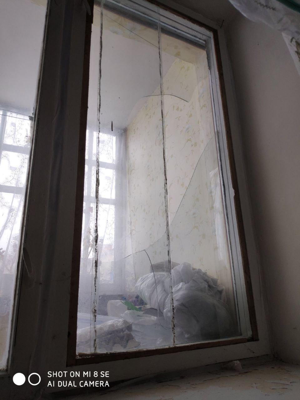 Пенсіонерці, яка власними силами відновлює пошкоджені вікна, потрібна допомога