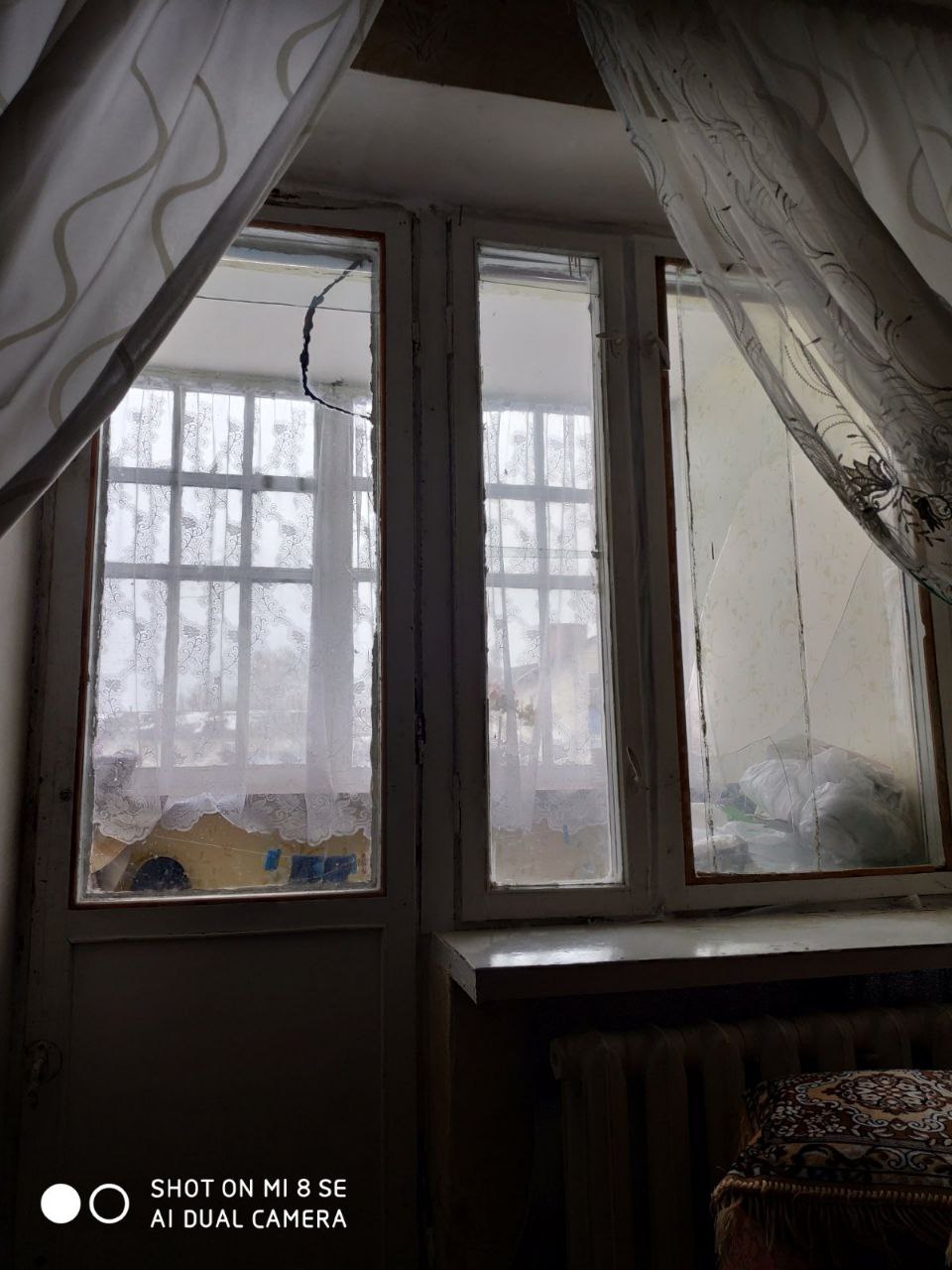 Пенсіонерці, яка власними силами відновлює пошкоджені вікна, потрібна допомога