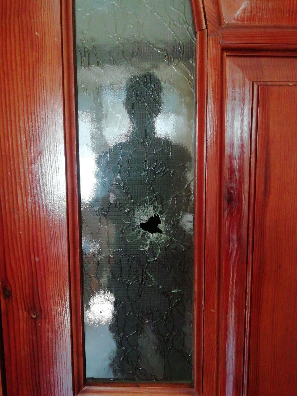 Жінці, яка доглядає за матір'ю-інвалідом, потрібна допомога по заміні вікон, дверей та даху