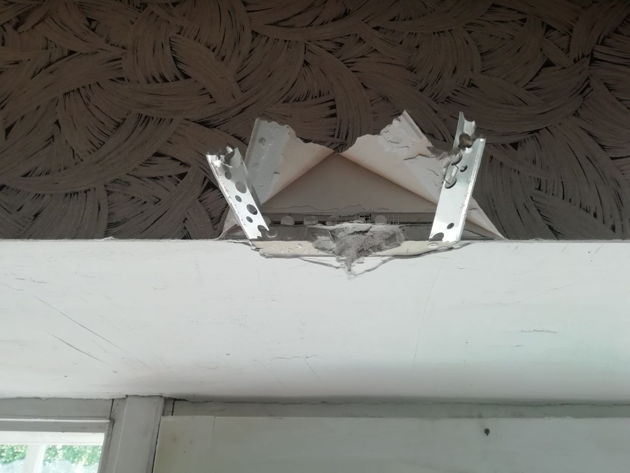 Жінці, яка доглядає за матір'ю-інвалідом, потрібна допомога по заміні вікон, дверей та даху