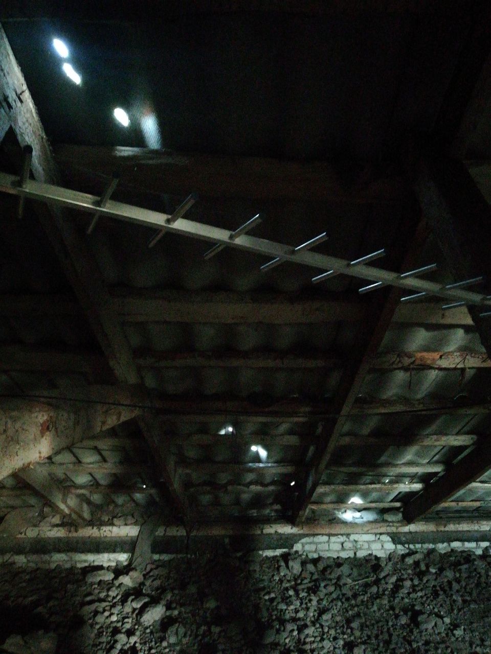 Жінці, яка доглядає за матір'ю-інвалідом, потрібна допомога по заміні вікон, дверей та даху