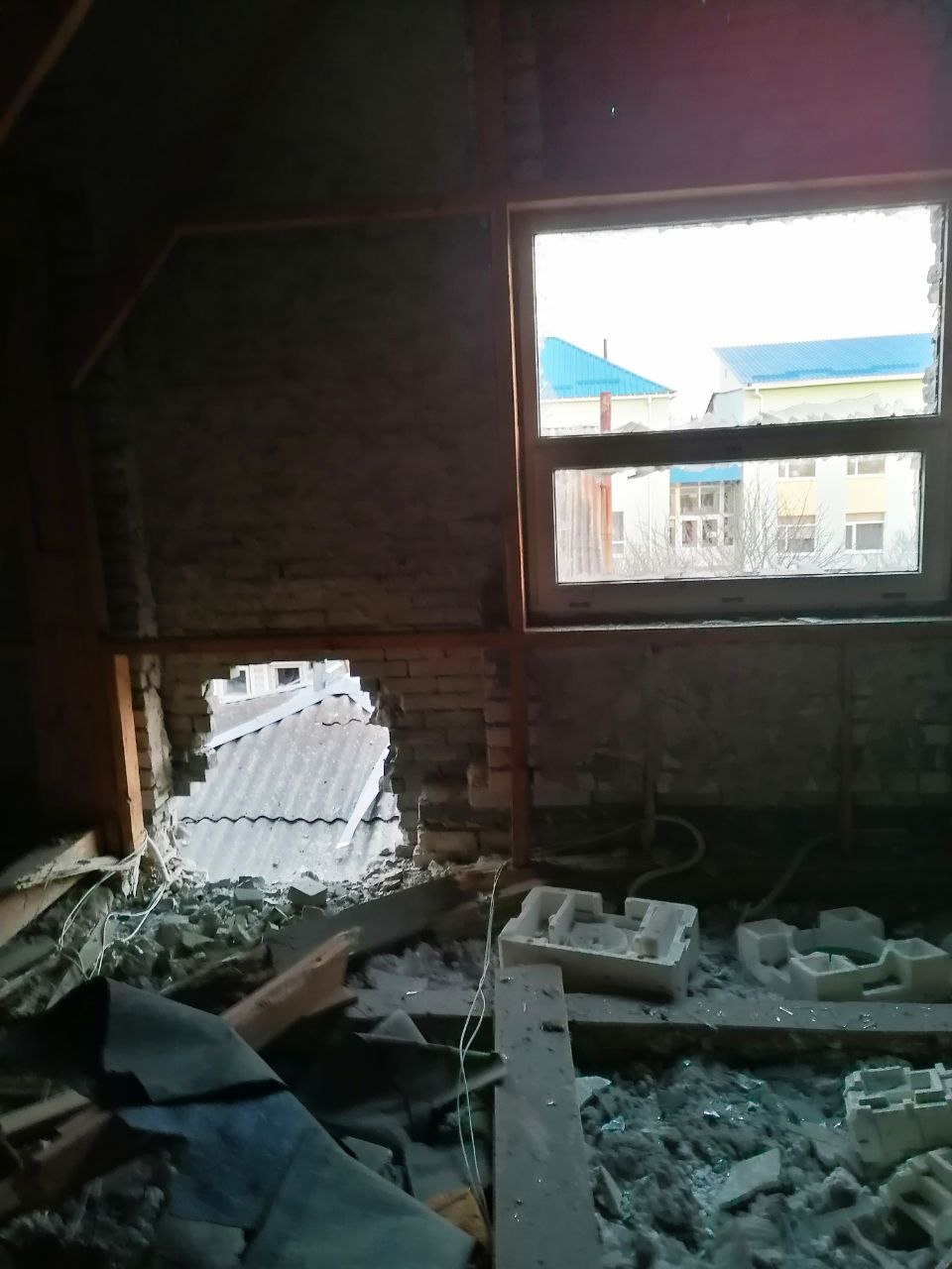 Під час ворожого обстрілу постраждав будинок родини із Середино-Буди, внаслідок чого пошкоджено шість вікон