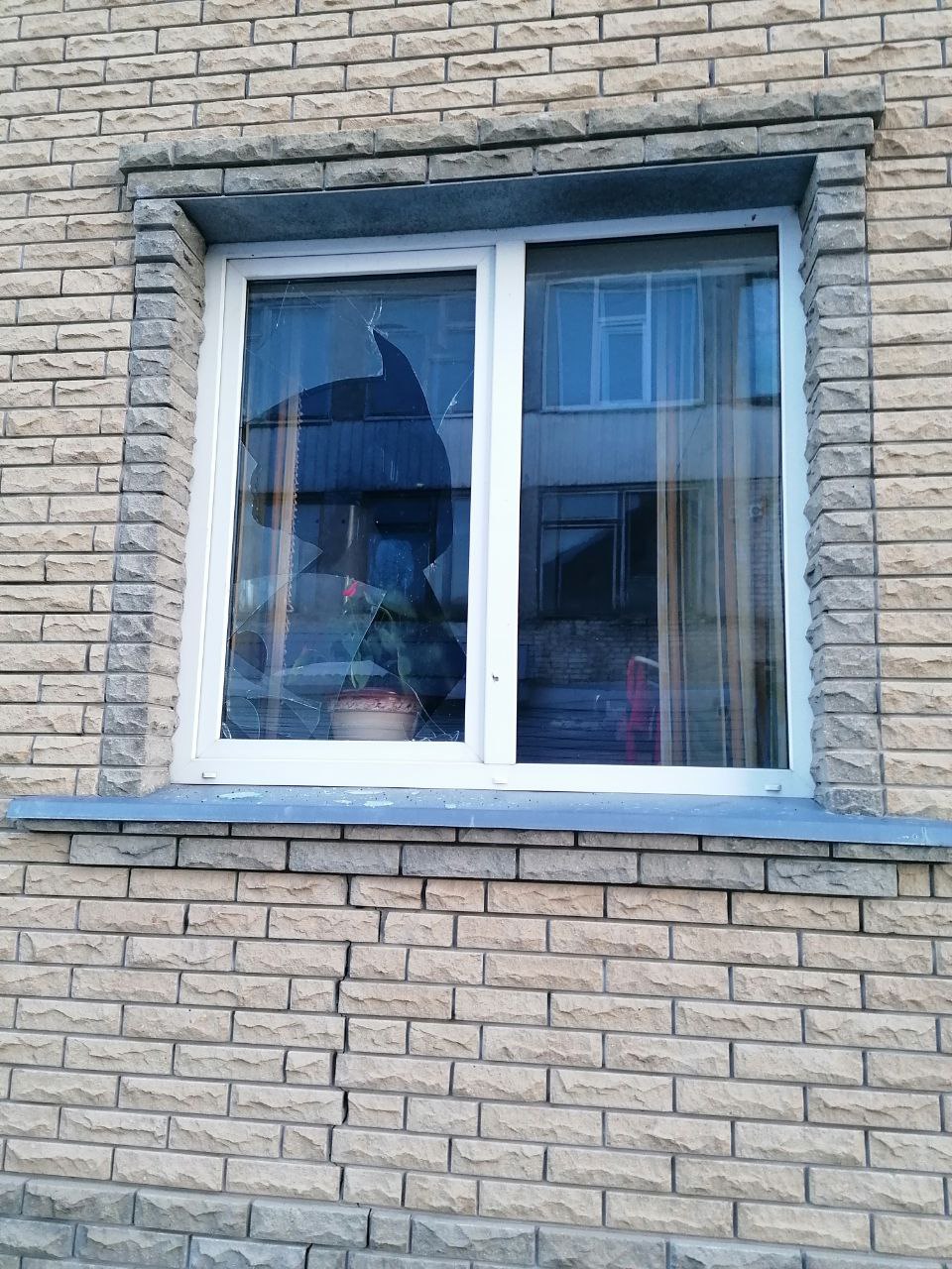 Під час ворожого обстрілу постраждав будинок родини із Середино-Буди, внаслідок чого пошкоджено шість вікон