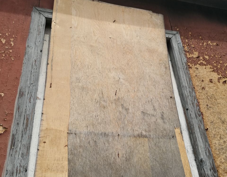 Чоловік з інвалідністю вимушений жити у сусідів через пошкоджений внаслідок обстрілу будинок