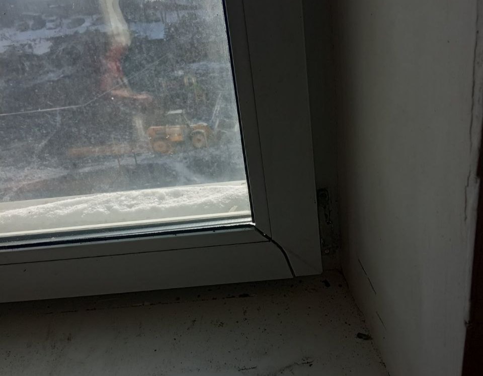 Приліт ракети в двір будинку родини з Шостки