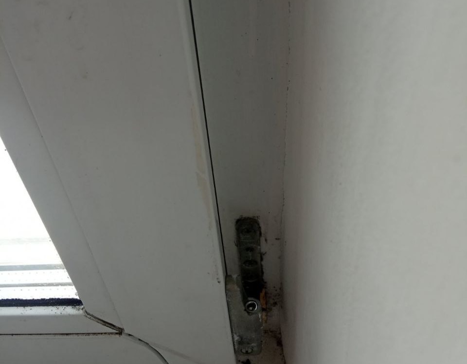 Приліт ракети в двір будинку родини з Шостки