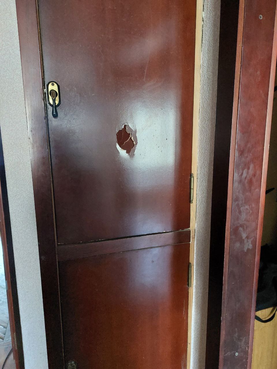 Постраждала від обстрілу родина з Харкова потребує допомоги у заміні дверей