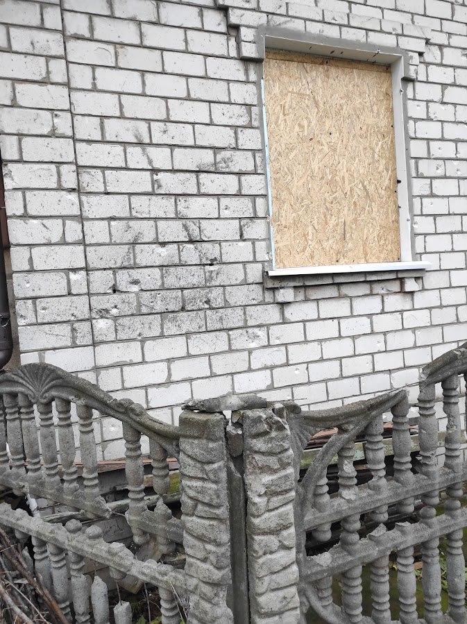 Пенсіонерці з міста Ізюм потрібна допомога у відновленні будинку, який зазнав ушкоджень іще в перший день повномасштабного вторгнення 