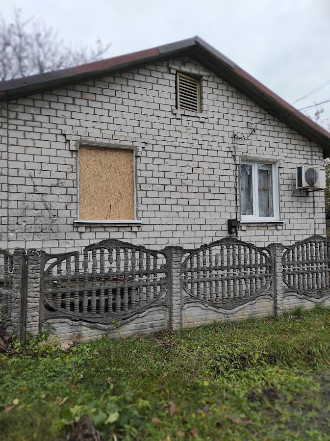 Пенсіонерці з міста Ізюм потрібна допомога у відновленні будинку, який зазнав ушкоджень іще в перший день повномасштабного вторгнення 