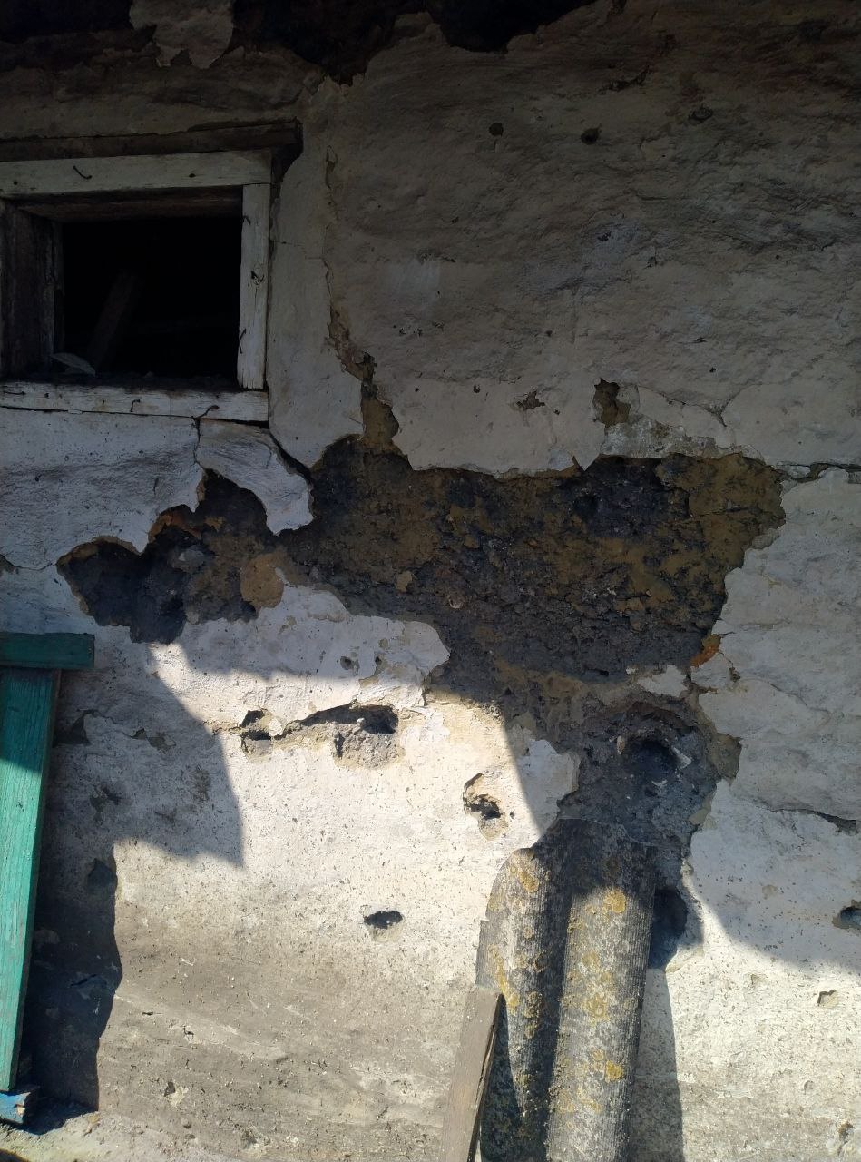 Будинок залишився без вікон, дверей та з пошкодженим дахом 