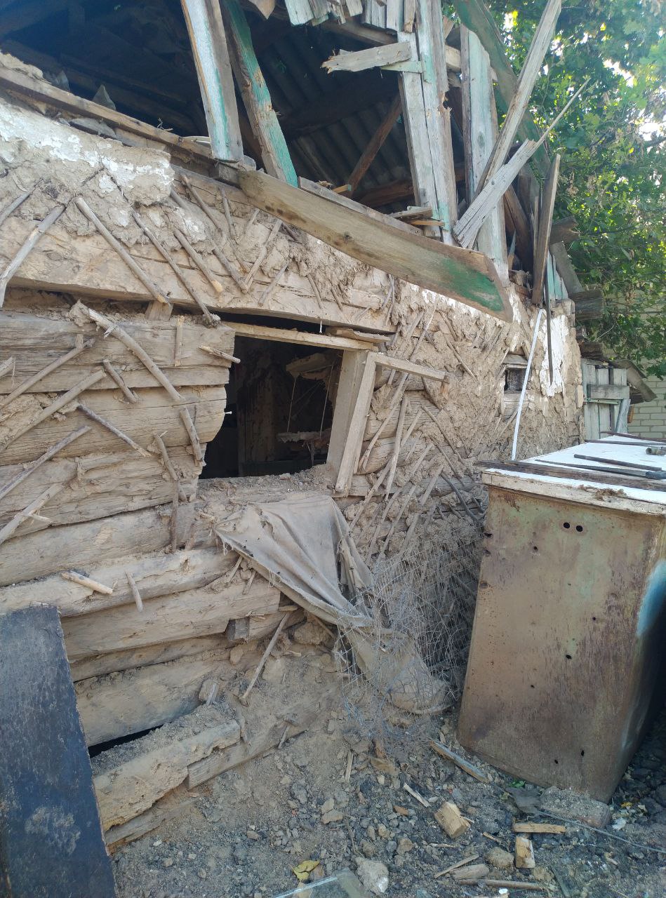 Будинок залишився без вікон, дверей та з пошкодженим дахом 