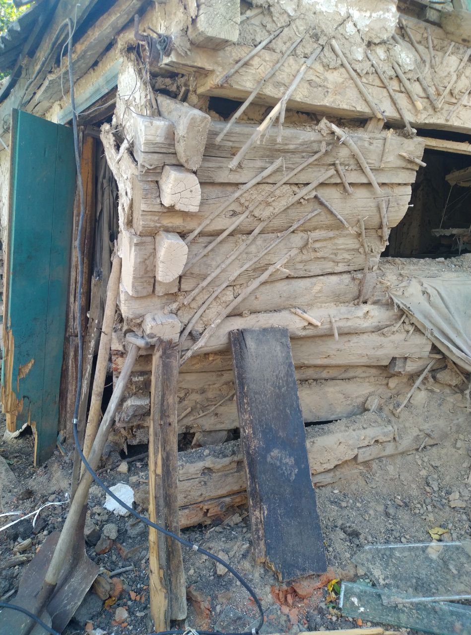 Будинок залишився без вікон, дверей та з пошкодженим дахом 