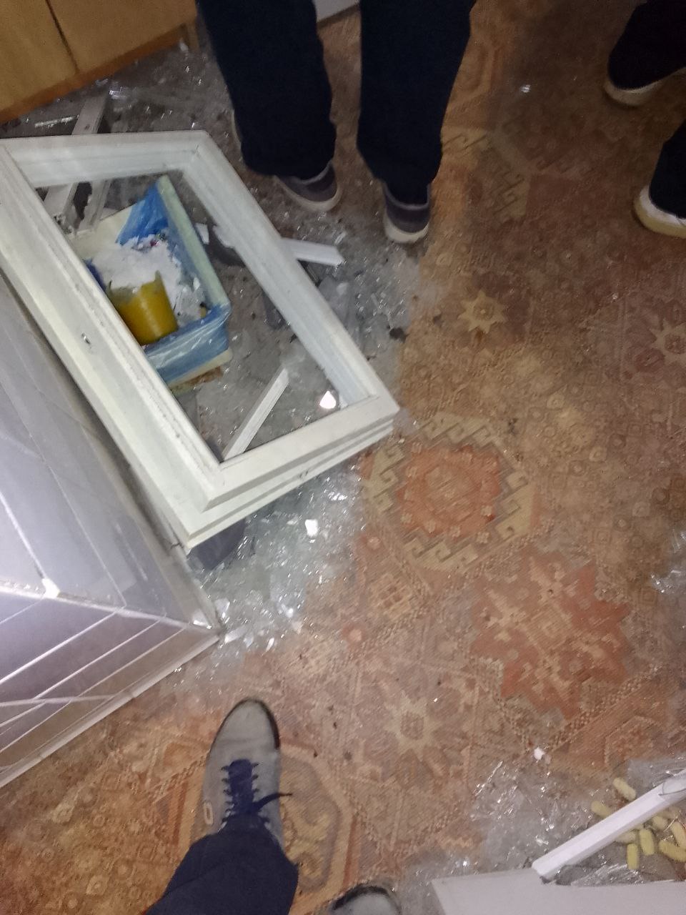 Пенсіонер з інвалідністю живе у квартирі без вікон майже 2 роки