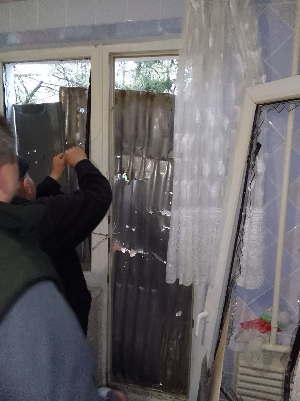 Пенсіонер з інвалідністю живе у квартирі без вікон майже 2 роки