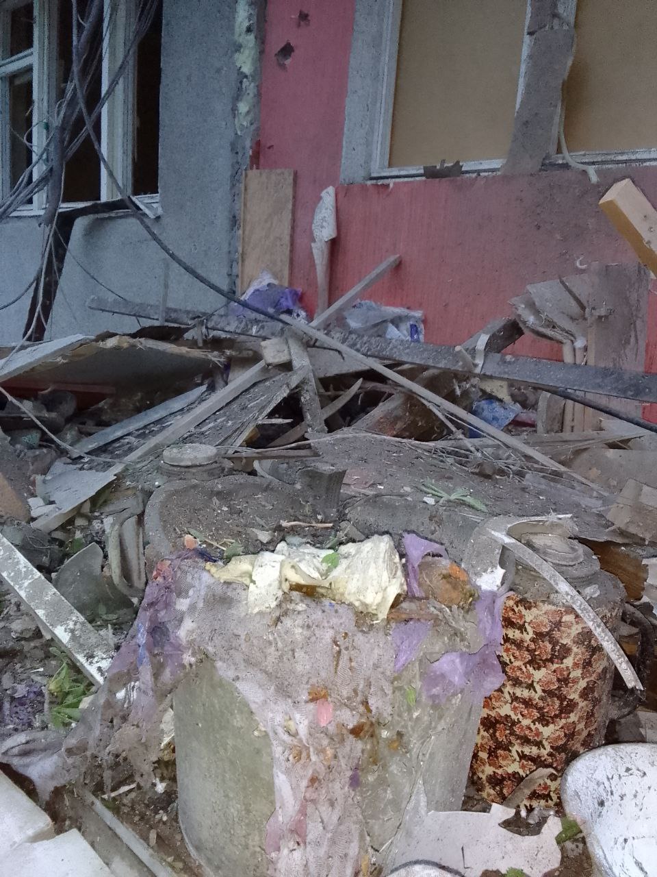 Пенсіонер з інвалідністю живе у квартирі без вікон майже 2 роки