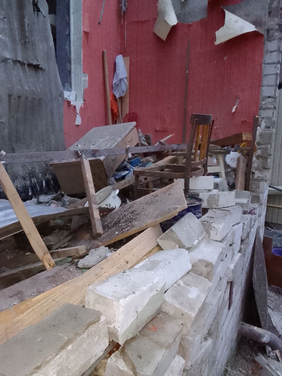 Пенсіонер з інвалідністю живе у квартирі без вікон майже 2 роки