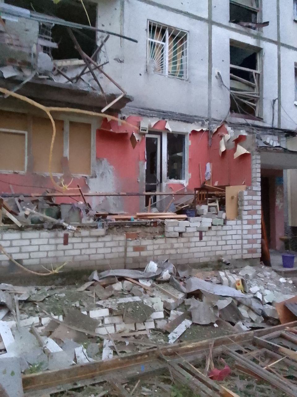 Пенсіонер з інвалідністю живе у квартирі без вікон майже 2 роки