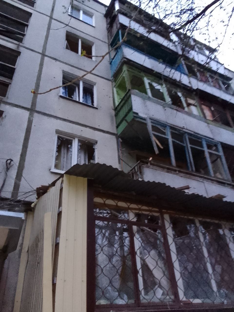 Пенсіонер з інвалідністю живе у квартирі без вікон майже 2 роки