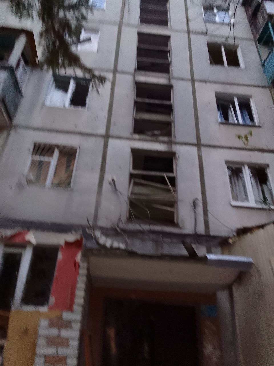 Пенсіонер з інвалідністю живе у квартирі без вікон майже 2 роки