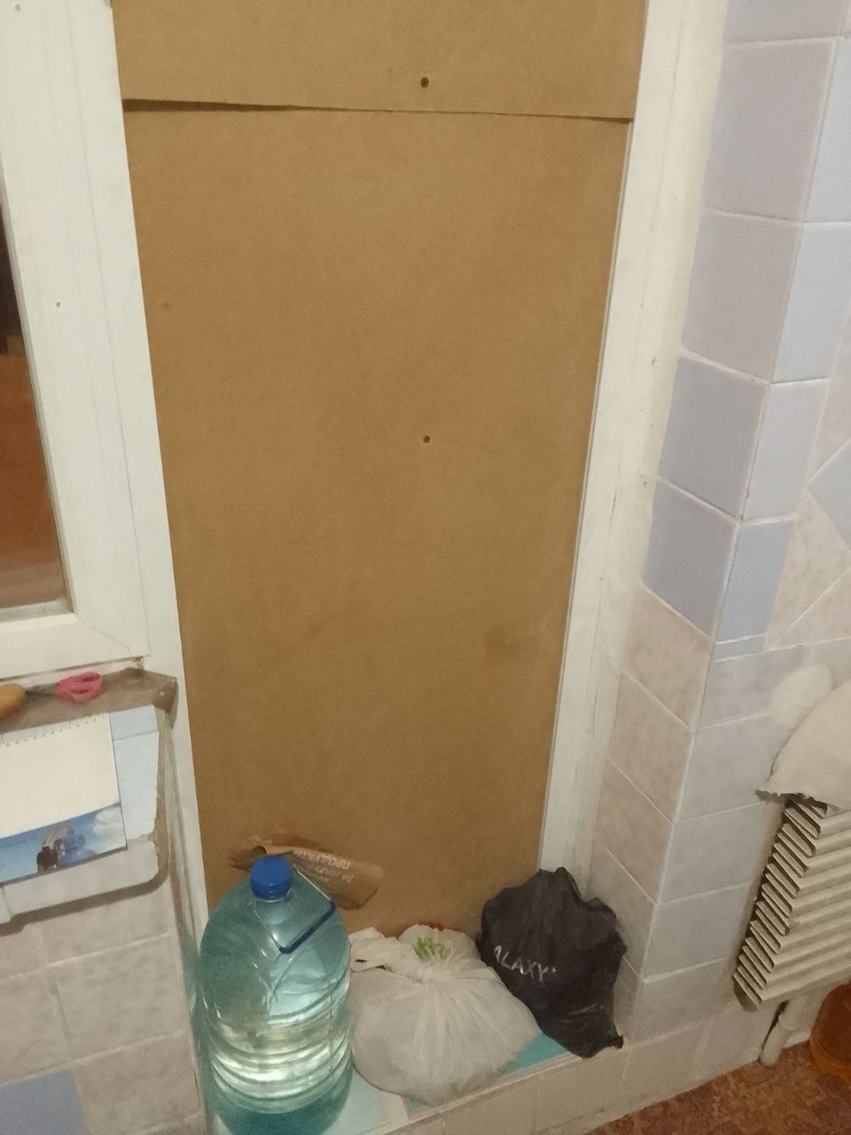 Пенсіонер з інвалідністю живе у квартирі без вікон майже 2 роки