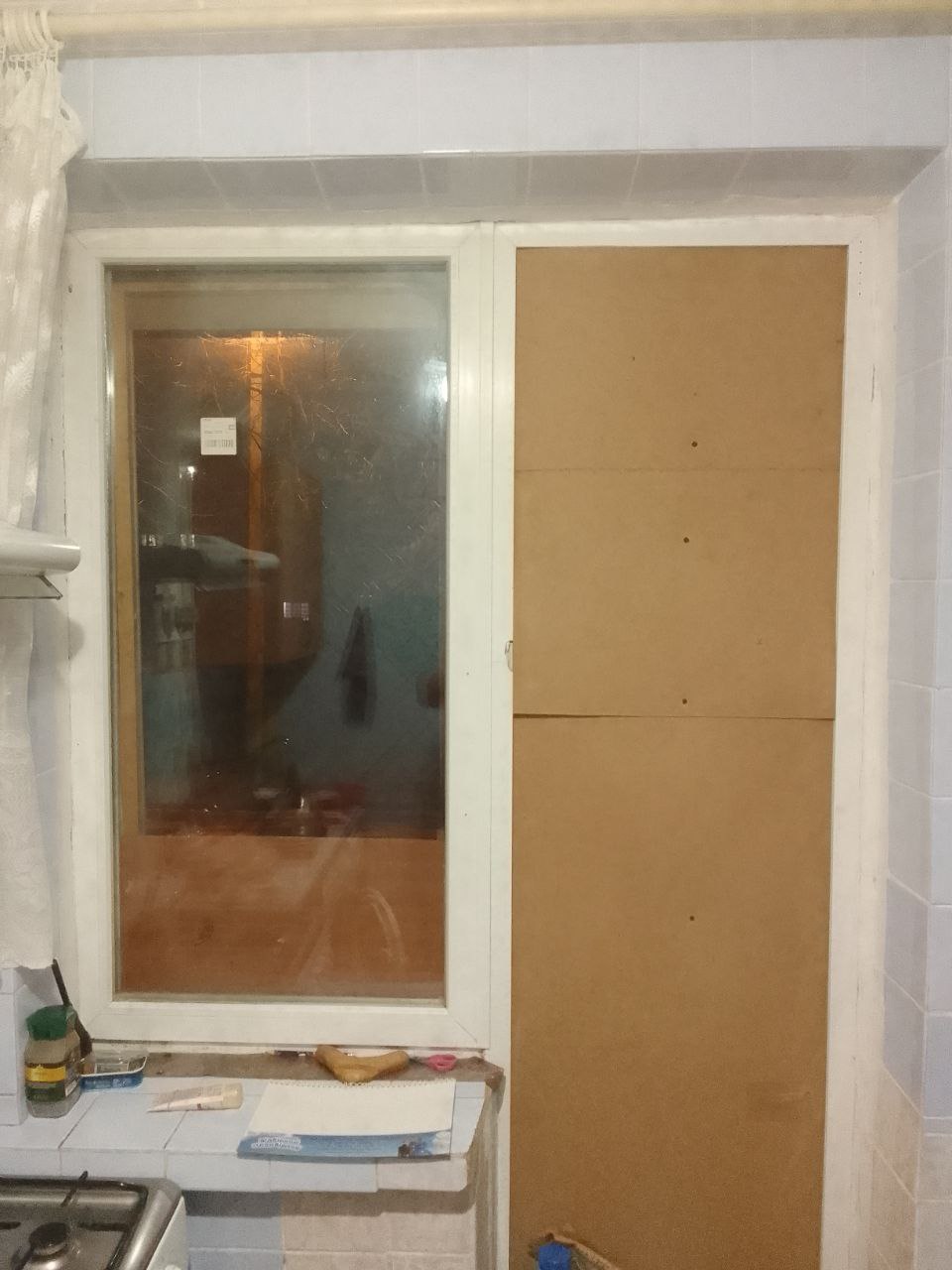 Пенсіонер з інвалідністю живе у квартирі без вікон майже 2 роки