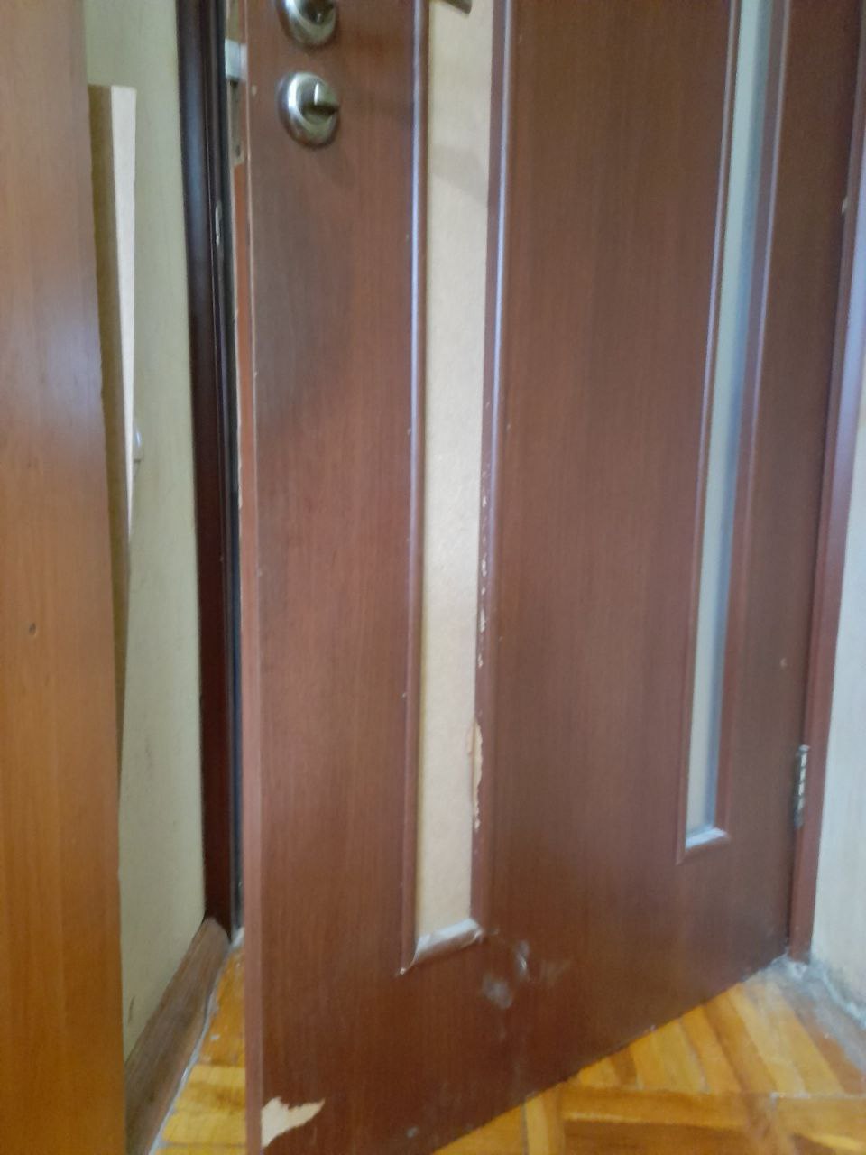 «Маму контузило та поранило склом, ми всі пережили дуже великий стрес», - говорить Юлія з Харкова, чия квартира зазнала руйнувань внаслідок обстрілу