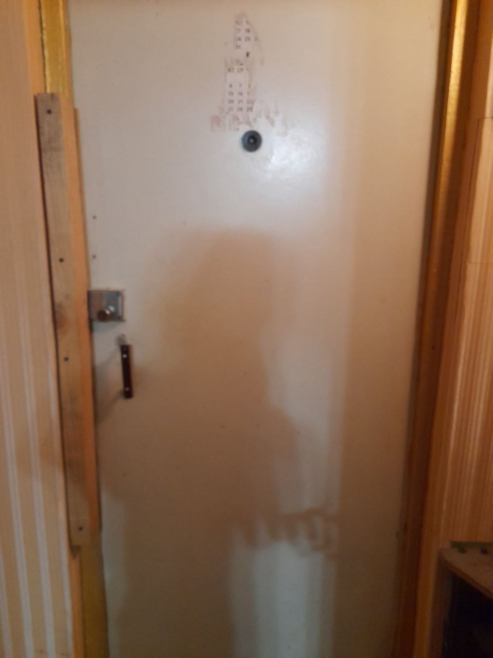 «Маму контузило та поранило склом, ми всі пережили дуже великий стрес», - говорить Юлія з Харкова, чия квартира зазнала руйнувань внаслідок обстрілу