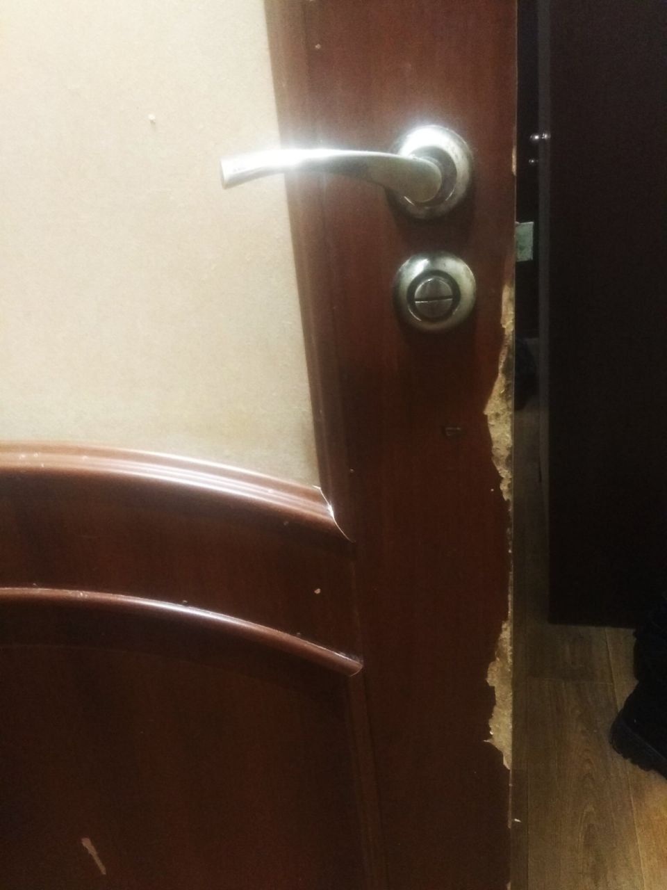 «Маму контузило та поранило склом, ми всі пережили дуже великий стрес», - говорить Юлія з Харкова, чия квартира зазнала руйнувань внаслідок обстрілу