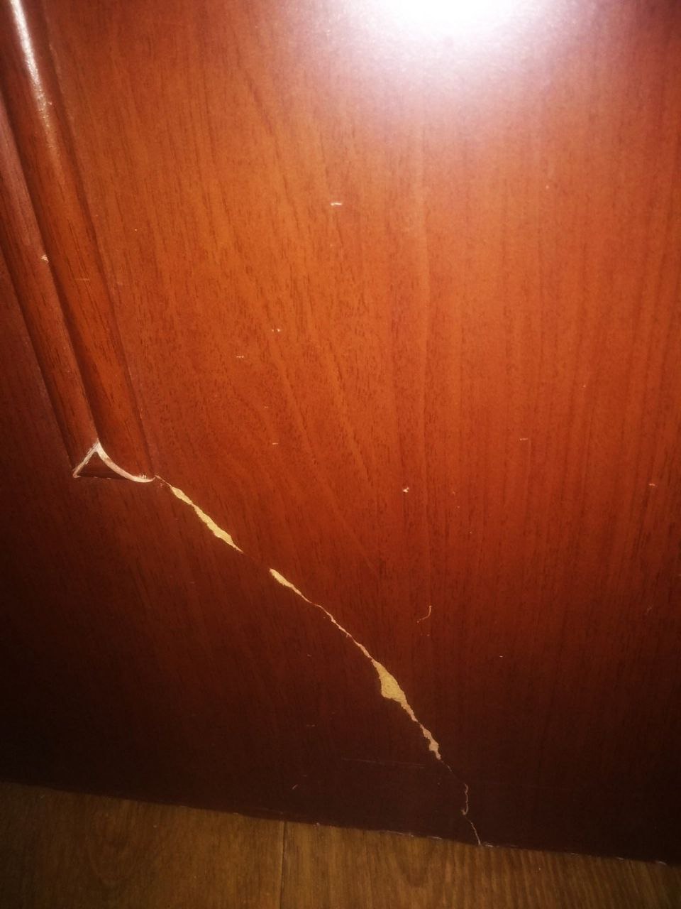 «Маму контузило та поранило склом, ми всі пережили дуже великий стрес», - говорить Юлія з Харкова, чия квартира зазнала руйнувань внаслідок обстрілу