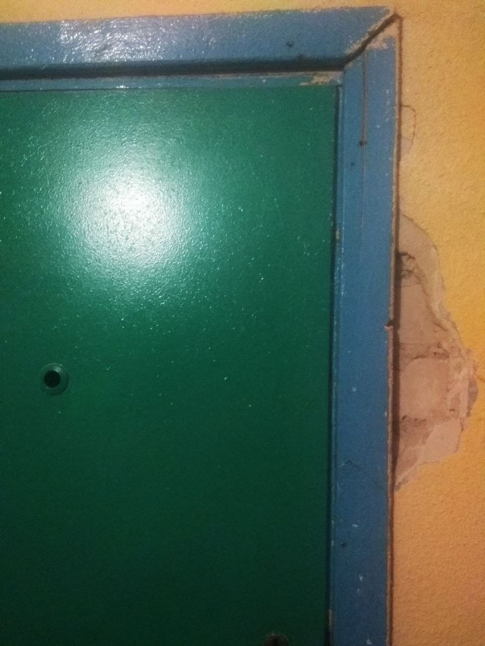 «Маму контузило та поранило склом, ми всі пережили дуже великий стрес», - говорить Юлія з Харкова, чия квартира зазнала руйнувань внаслідок обстрілу