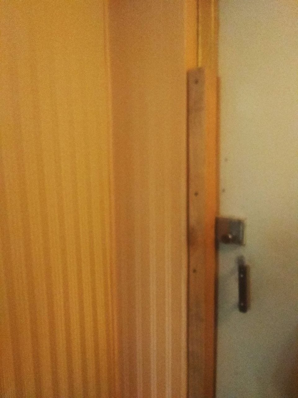 «Маму контузило та поранило склом, ми всі пережили дуже великий стрес», - говорить Юлія з Харкова, чия квартира зазнала руйнувань внаслідок обстрілу