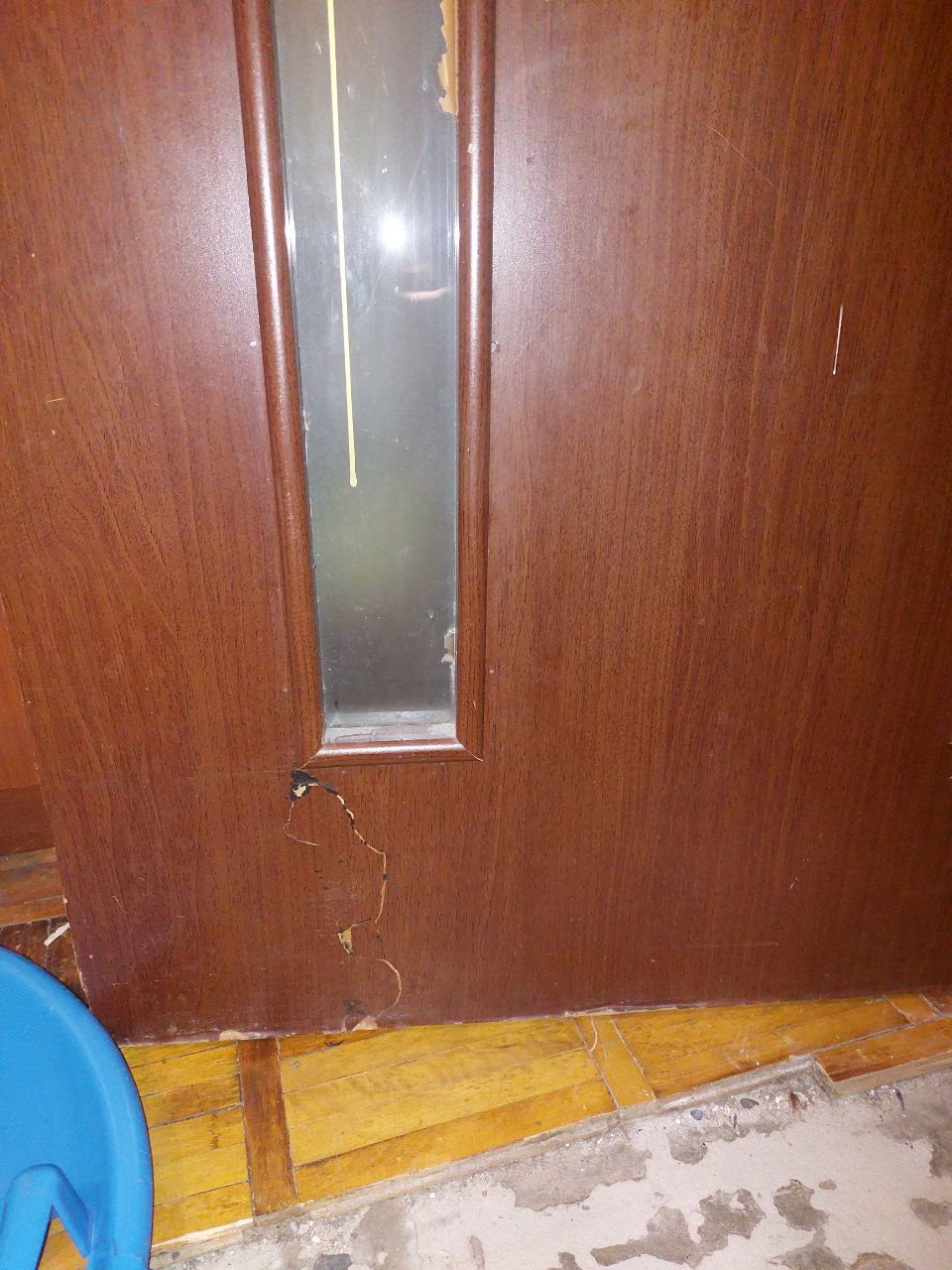 «Маму контузило та поранило склом, ми всі пережили дуже великий стрес», - говорить Юлія з Харкова, чия квартира зазнала руйнувань внаслідок обстрілу