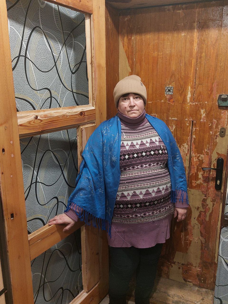 Постраждала від обстрілу родина з Харкова потребує допомоги у заміні дверей