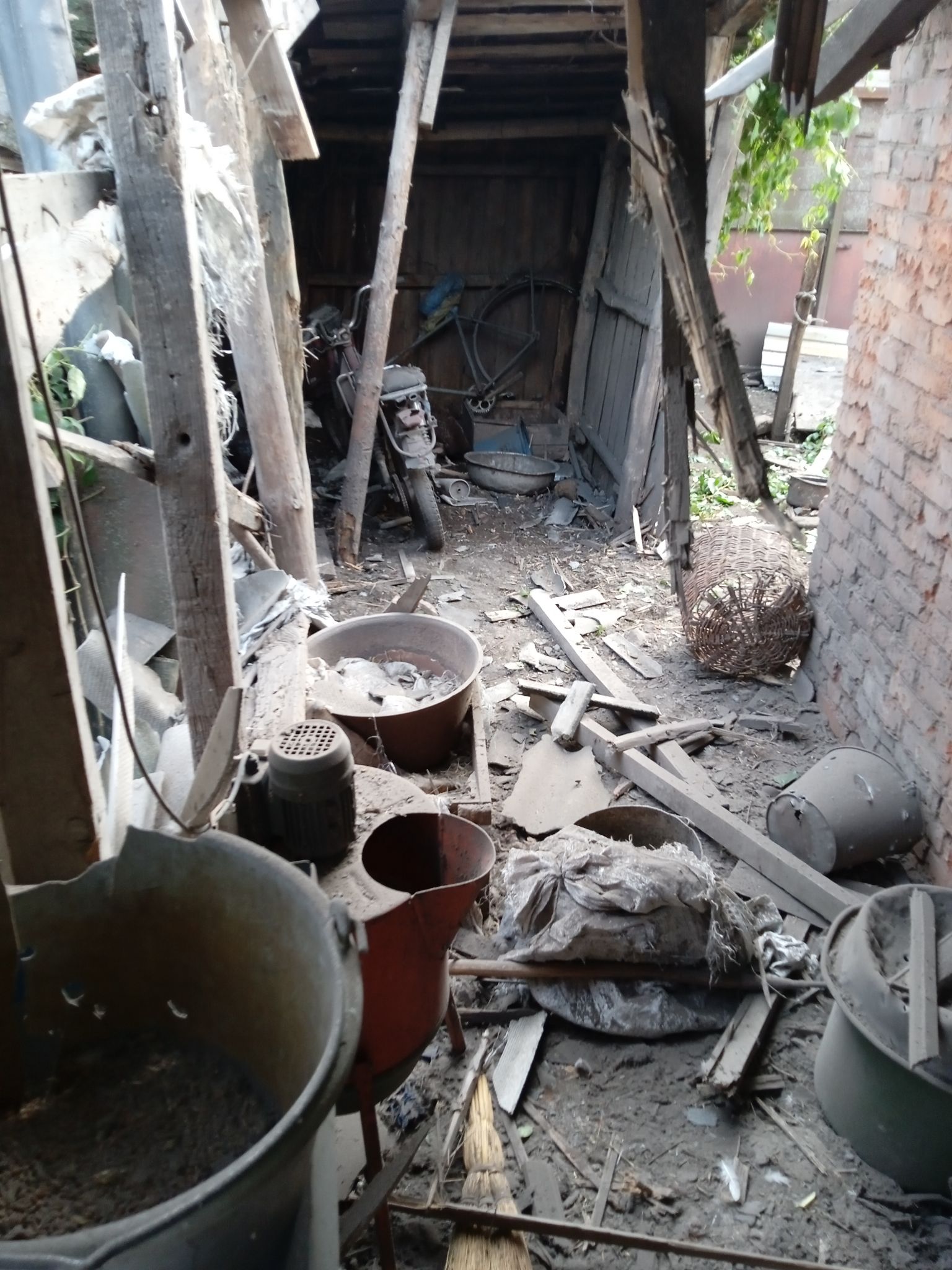 Домогосподарство родини у Миропільський ОТГ потрапило під обстріл ворожої техніки. Є пошкодження