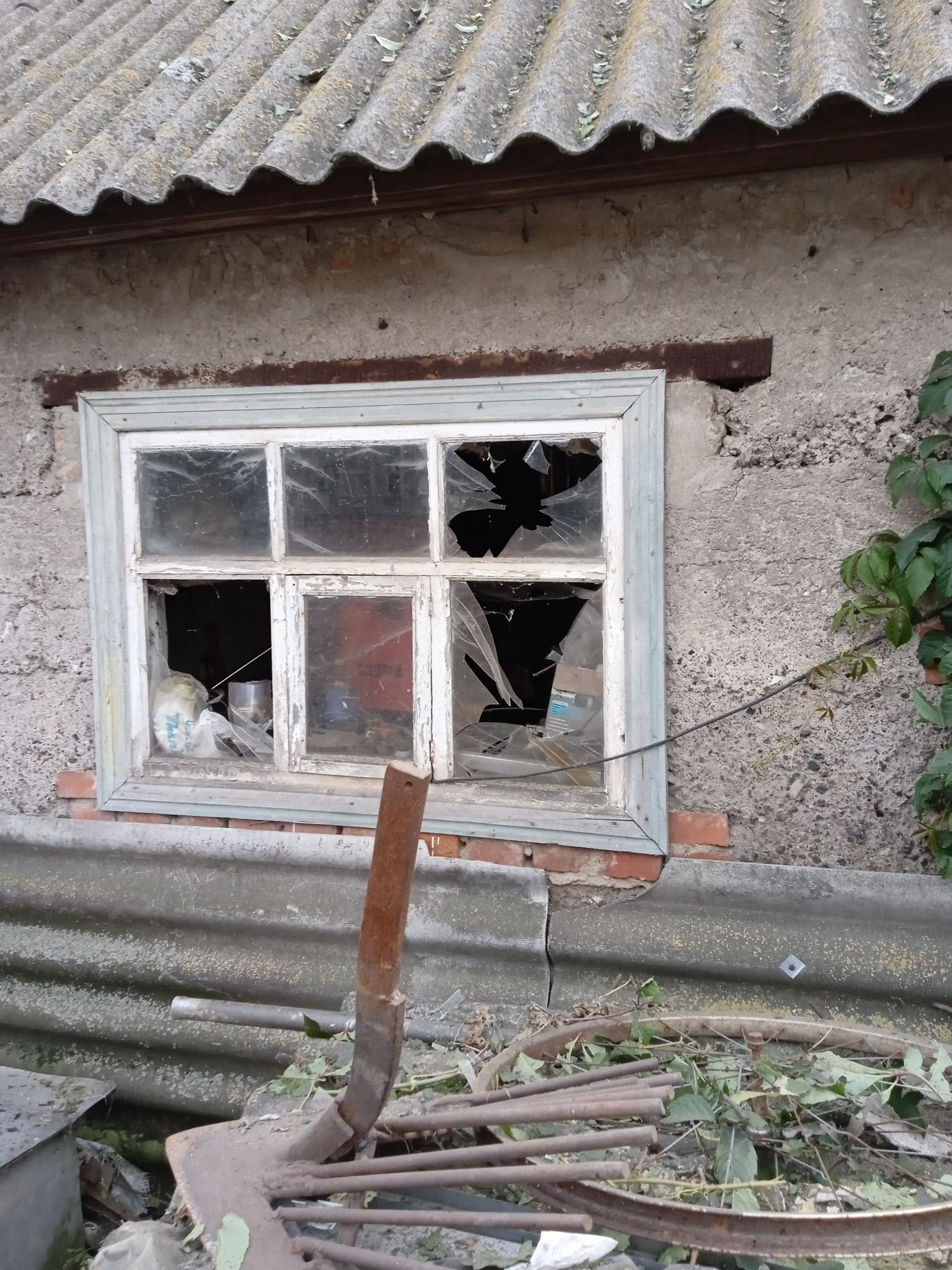 Домогосподарство родини у Миропільський ОТГ потрапило під обстріл ворожої техніки. Є пошкодження