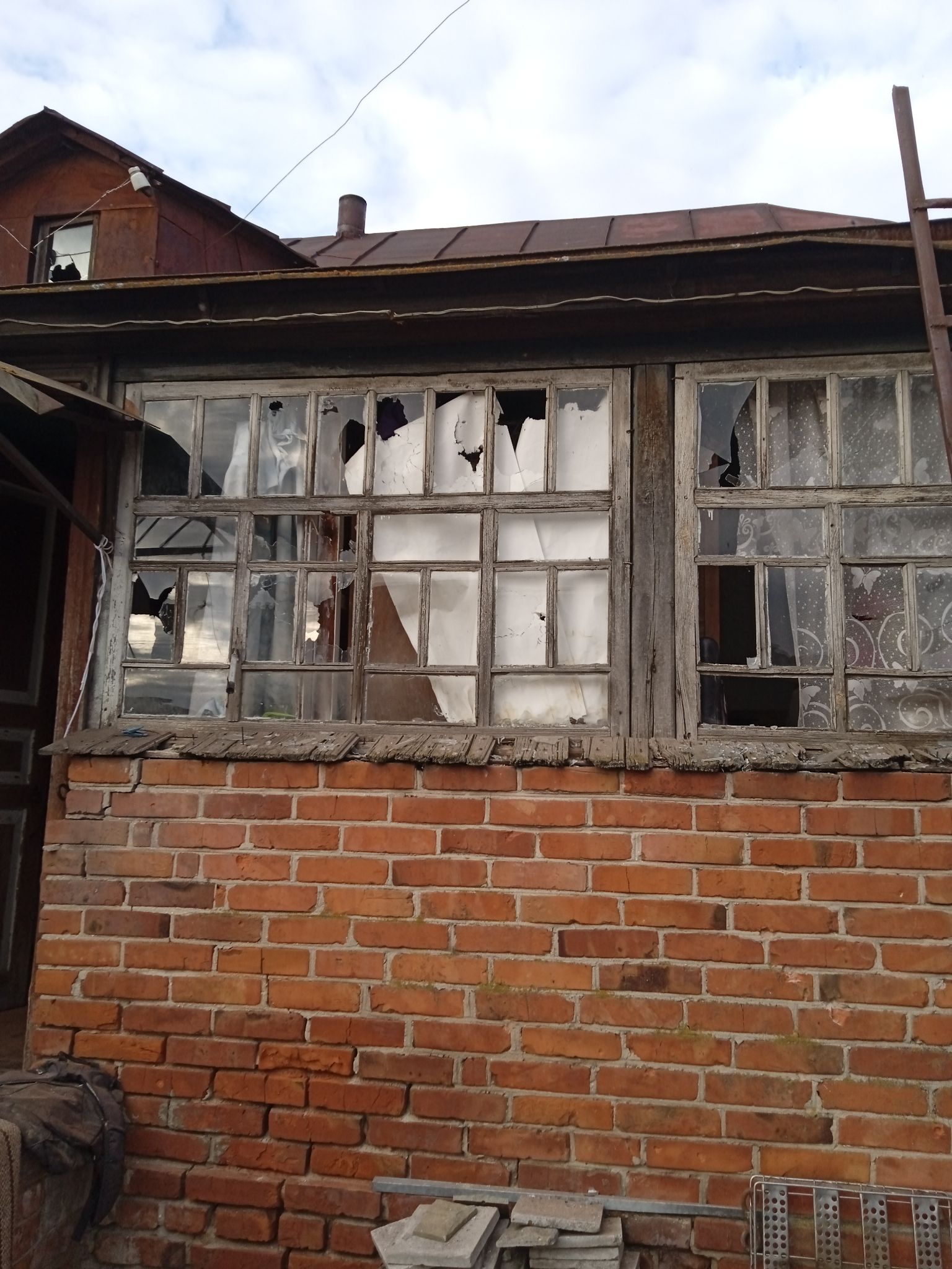 Домогосподарство родини у Миропільський ОТГ потрапило під обстріл ворожої техніки. Є пошкодження