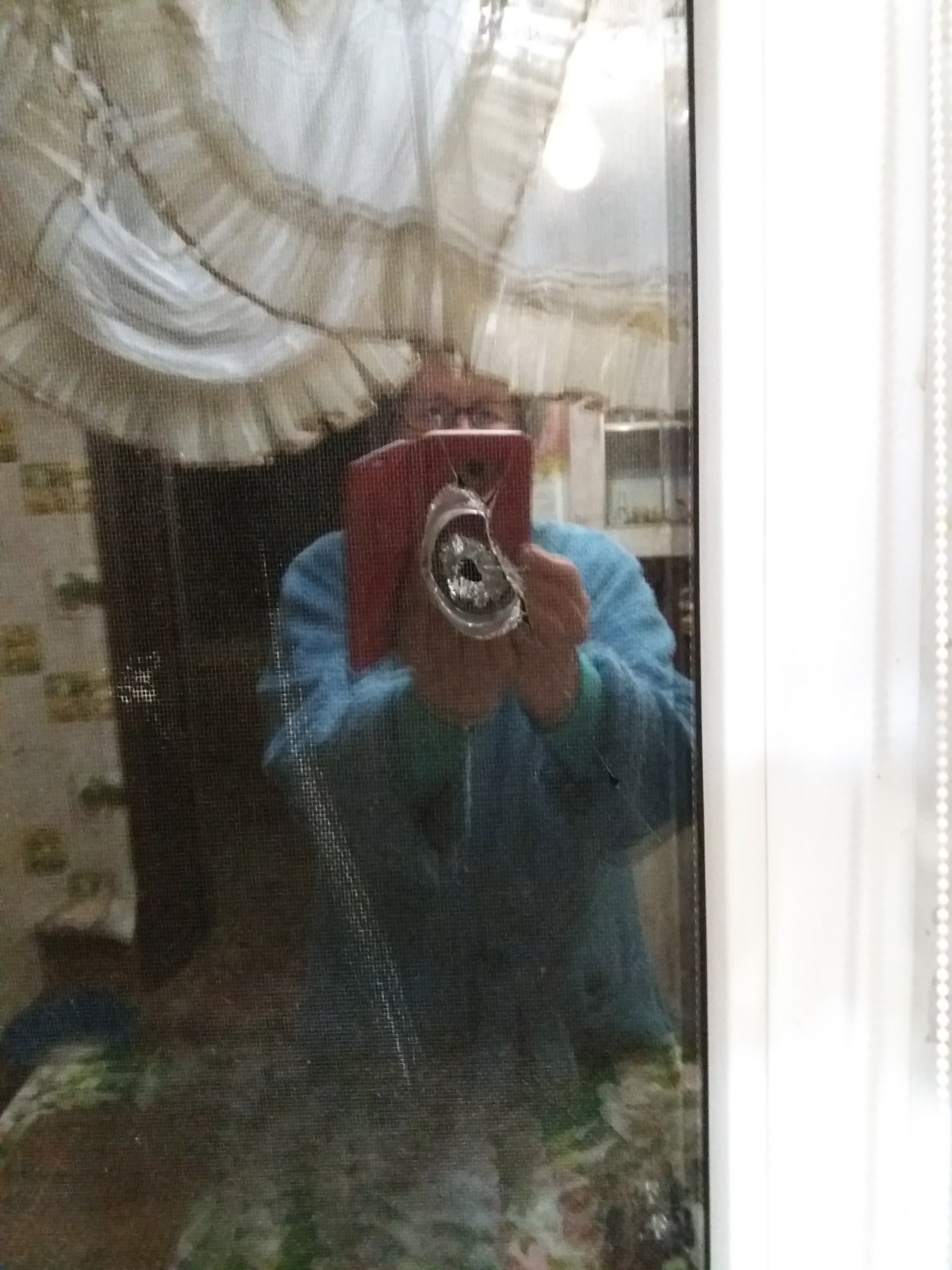 В будинку пенсіонерки з СМТ Зноб - Новгородське внаслідок обстрілу пошкоджено вікно та дах.