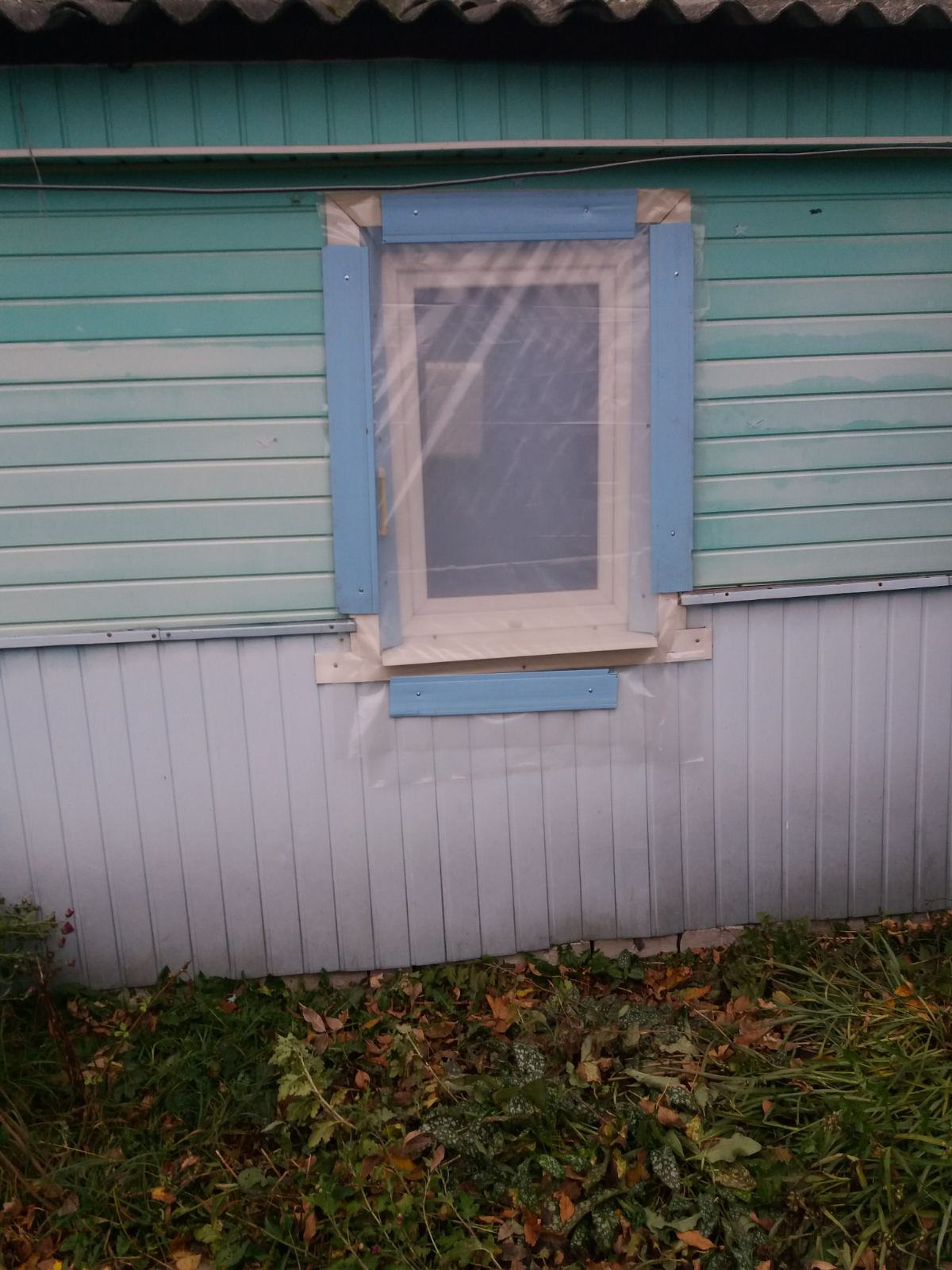 В будинку пенсіонерки з СМТ Зноб - Новгородське внаслідок обстрілу пошкоджено вікно та дах.