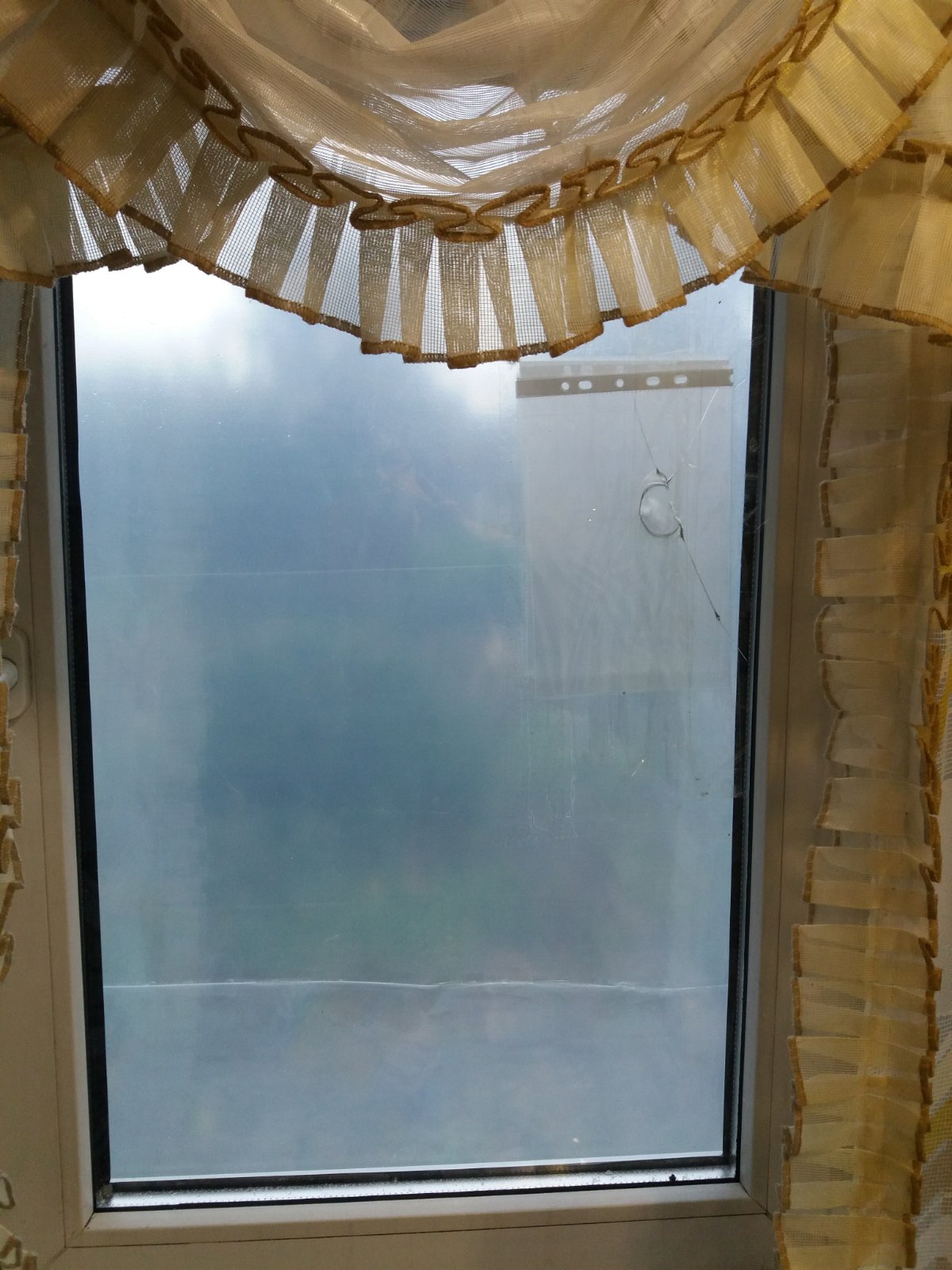 В будинку пенсіонерки з СМТ Зноб - Новгородське внаслідок обстрілу пошкоджено вікно та дах.