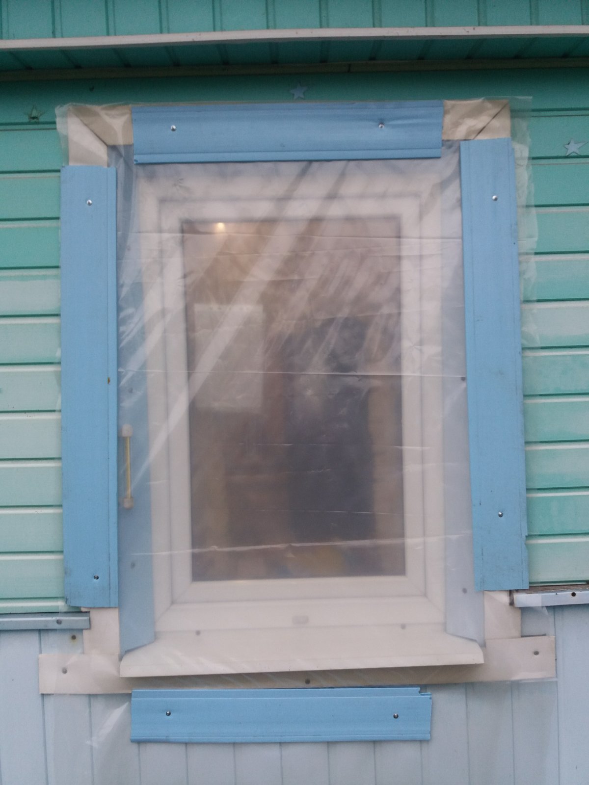 В будинку пенсіонерки з СМТ Зноб - Новгородське внаслідок обстрілу пошкоджено вікно та дах.