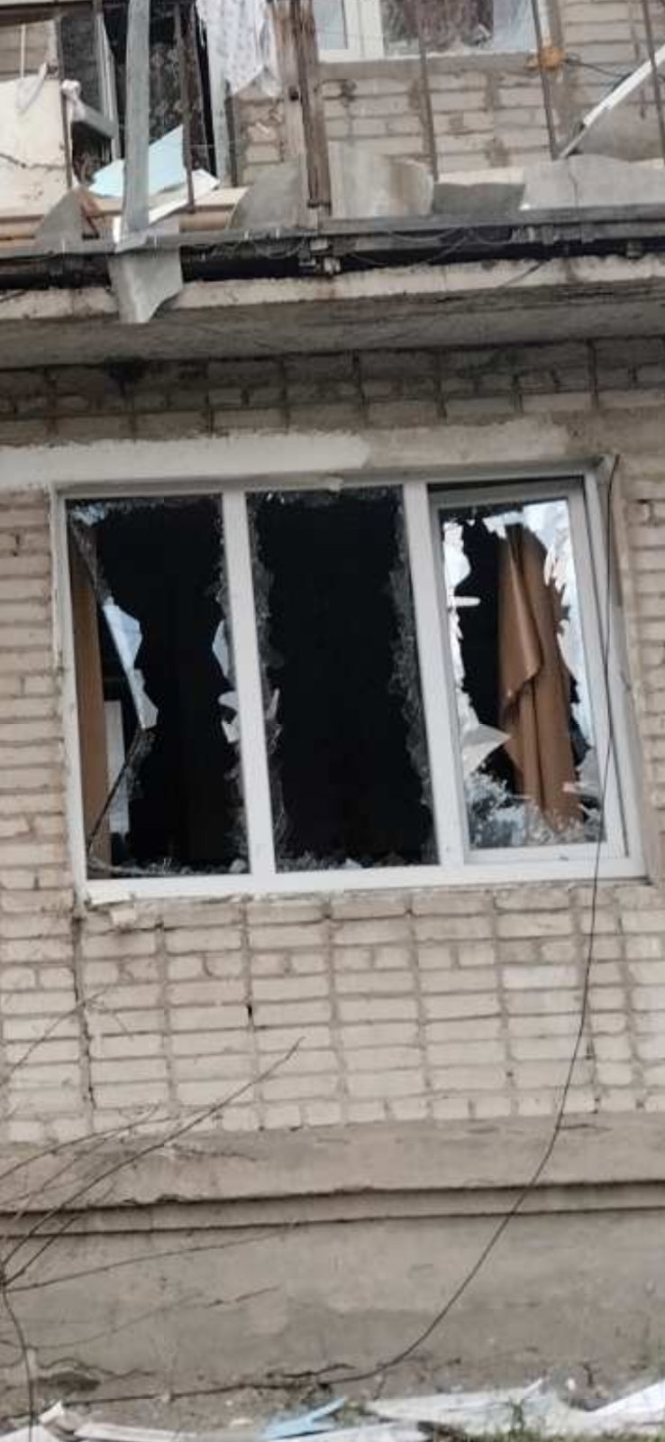 В місті Середино - Буда в квартирі пошкодило три вікна. Сім’я потребує потребує допомоги 