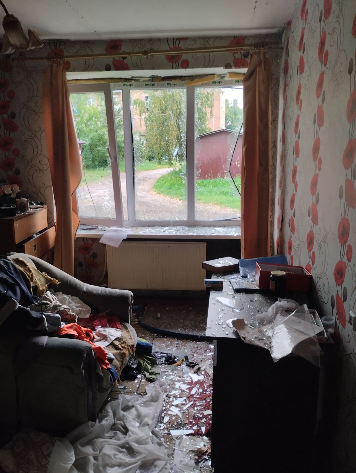 В місті Середино - Буда в квартирі пошкодило три вікна. Сім’я потребує потребує допомоги 